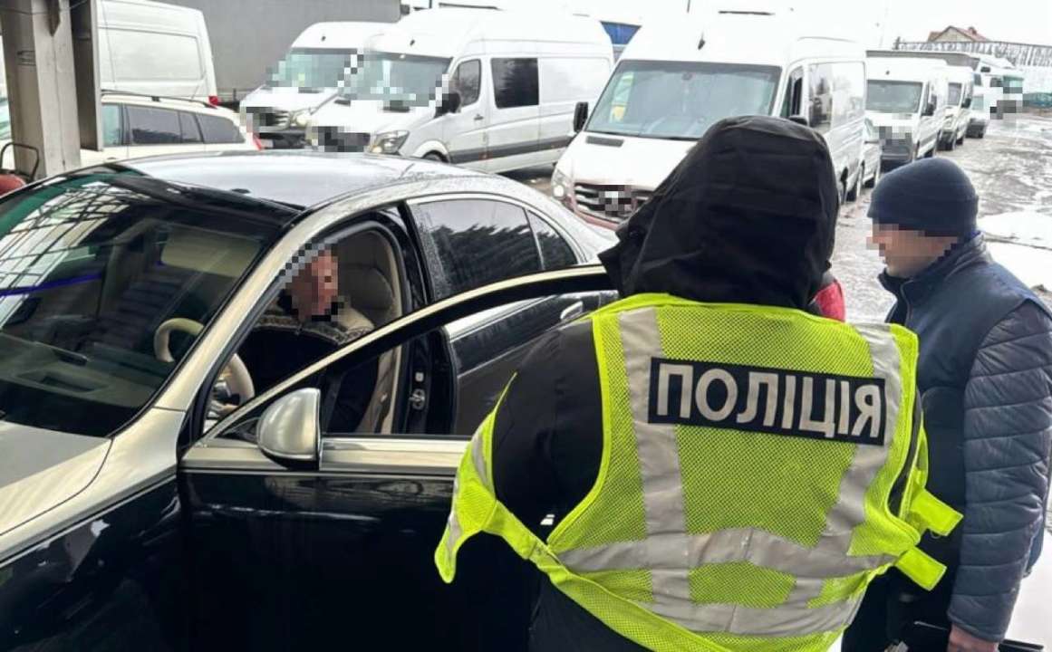 Фото з ТГ-каналу Державне бюро розслідувань На кордоні затримано організатора забудови на землях вздовж Київської дамби