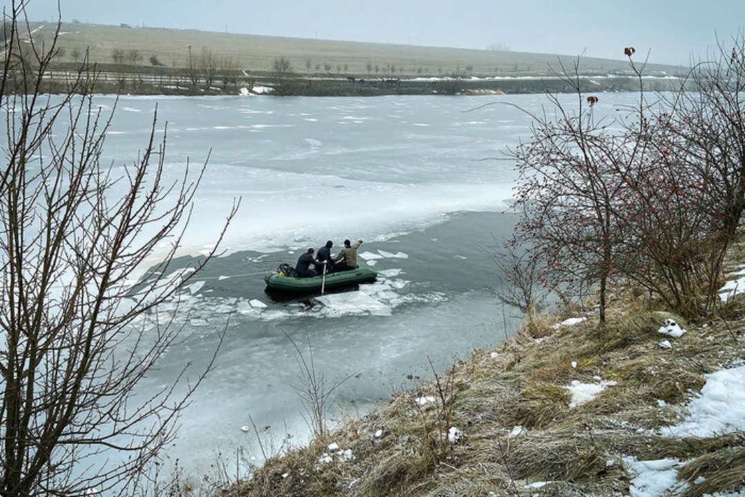 На Тернопільщині троє підлітків провалилися під кригу/Фото: ДСНС На Тернопільщині троє дітей провалилися під кригу: всі загинули