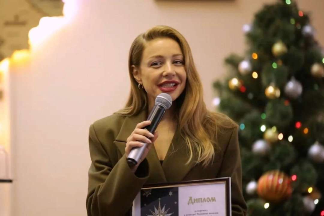 Тина Кароль возглавила жюри на конкурсе колядок в Киевском лицее МВД / Скриншот из видео Тина Кароль устроила сюрприз на конкурсе колядок в Киевском лицее МВД