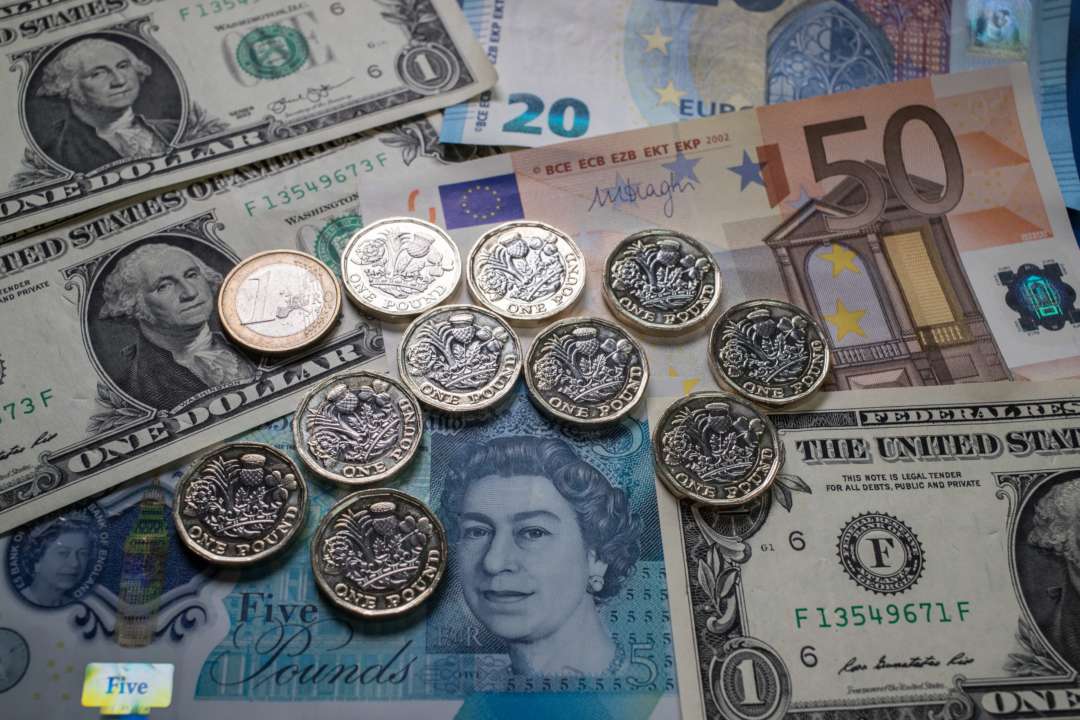 Доллар и евро дешевеют: курс валют на 21 октября