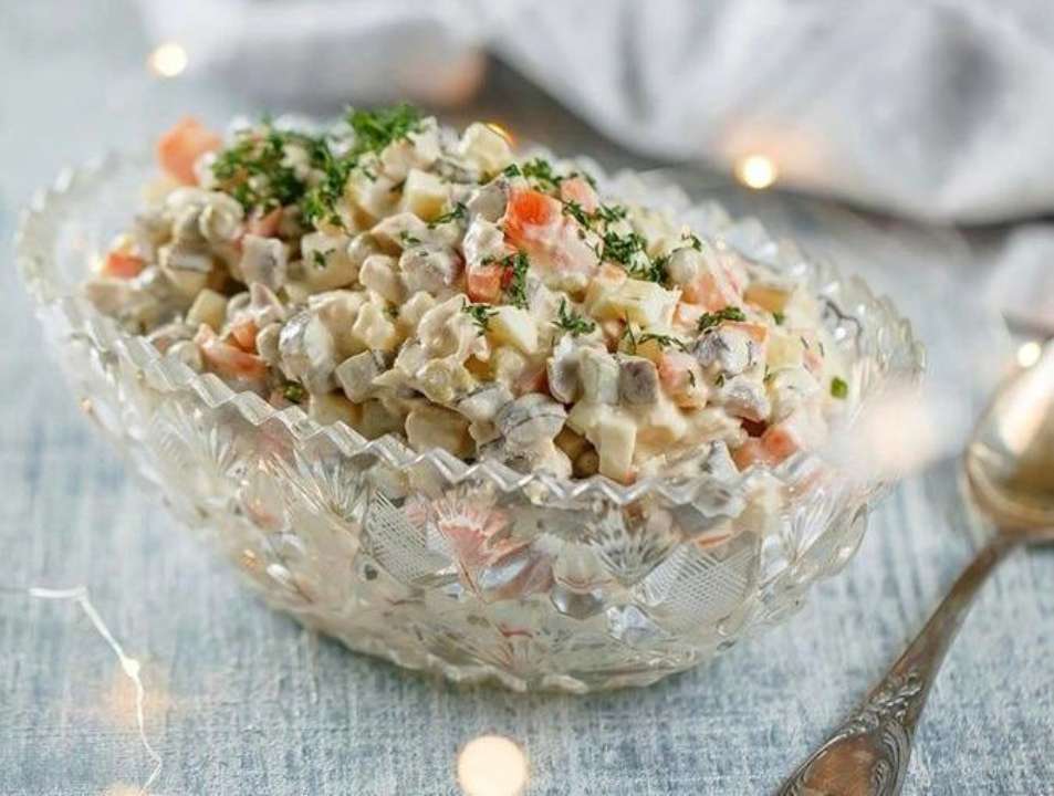 Покроковий рецепт картопляного салату, який нагадує олів'є/Фото: Pinterest Улюблена страва європейців: рецепт картопляного салату