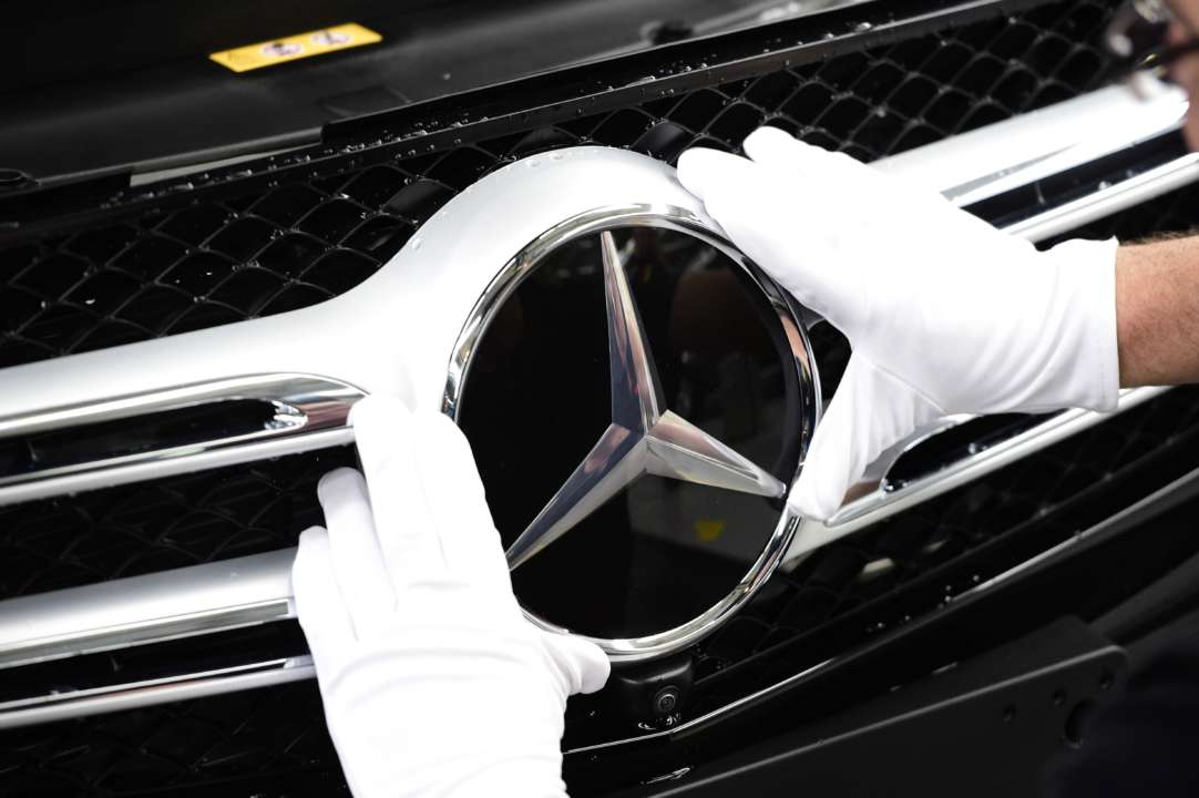 Эмблема на автомобиле Mercedes