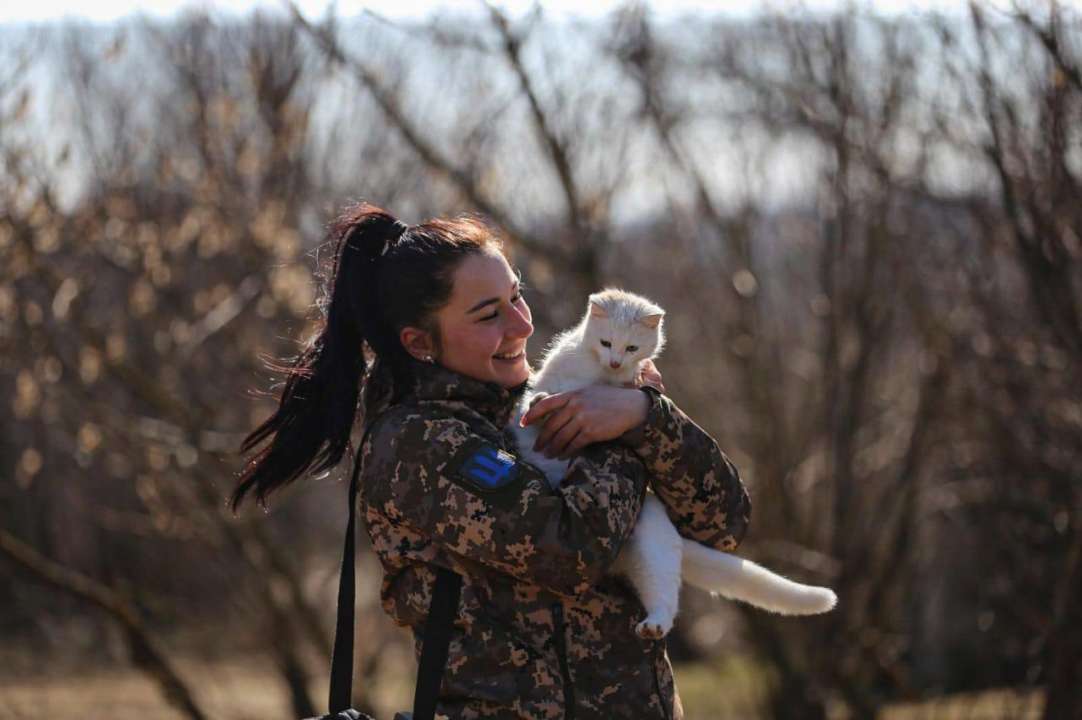 Сейчас почти 60 000 женщин служит в ВСУ, из них 41 000 – военнослужащие, а 5 000 – непосредственно участвуют в боевых действиях Сейчас почти 60 000 женщин служит в ВСУ, из них 41 000 – военнослужащие, а 5 000 – непосредственно участвуют в боевых действиях