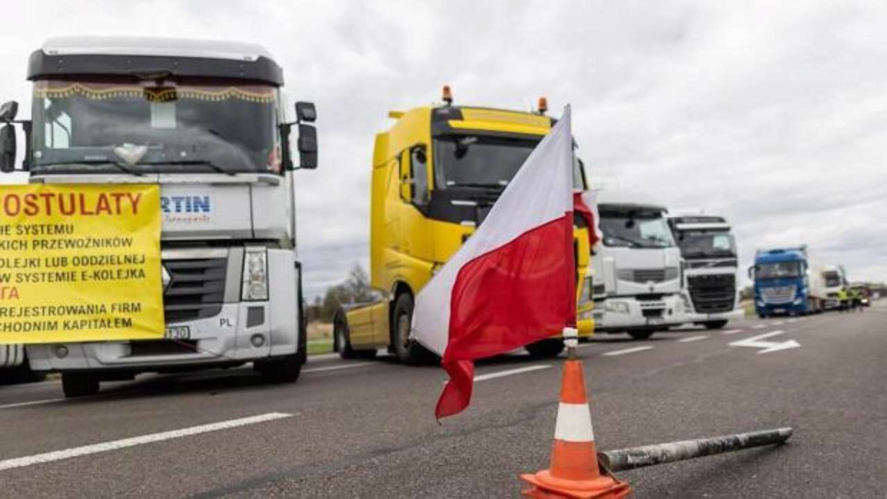 Польські фермери відмовилися пропускати будь-яку вантажну техніку/Фото: radiosvoboda.org На ПП "Шегині" польські фермери відмовилися пропускати будь-яку вантажну техніку — ДПСУ