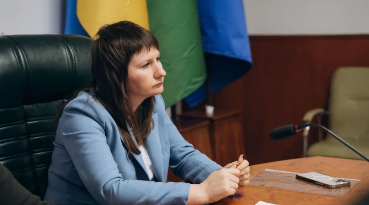 Алена Атаманюк написала заявление на увольнение после скандала с ветераном/Фото: Черновицкая ОВА/Facebook Чиновница Черновицкой ОВА после скандала с ветераном подала заявление на увольнение