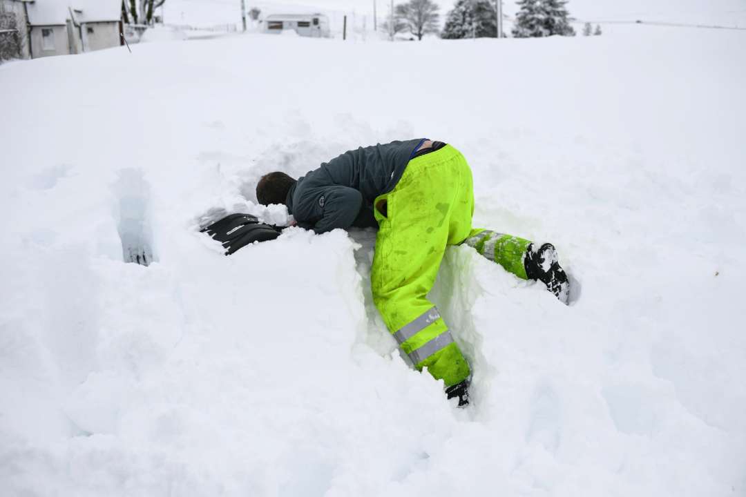 В Киеве коммунальщики укладывали асфальт во время снегопада/Фото: Getty Images В Киеве коммунальщики укладывали асфальт во время снегопада