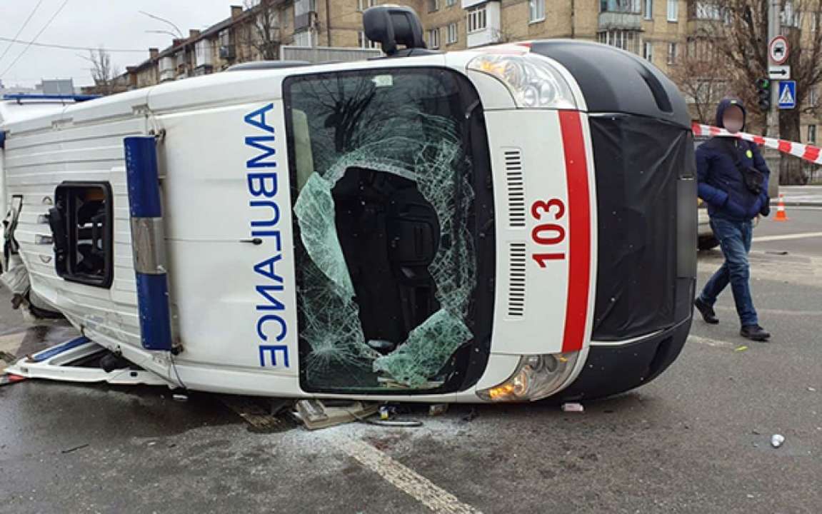 Авто швидкої перекинулось