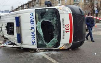 В Києві авто швидкої допомоги потрапила в ДТП. Фото: Відділ комунікації поліції Києва Авто швидкої перекинулось