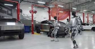 Инцидент на заводе Tesla: робот атаковал инженера - как это случилось/Фото: Daily mail Инцидент на заводе Tesla: робот атаковал инженера — как это случилось
