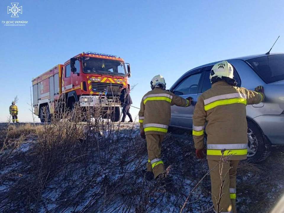 Підрозділи МВС допомагають українцям під час погіршення погодних умов / Фото: t.me/mvs_ukraine Підрозділи МВС допомагають українцям під час погіршення погодних умов / Фото: t.me/mvs_ukraine