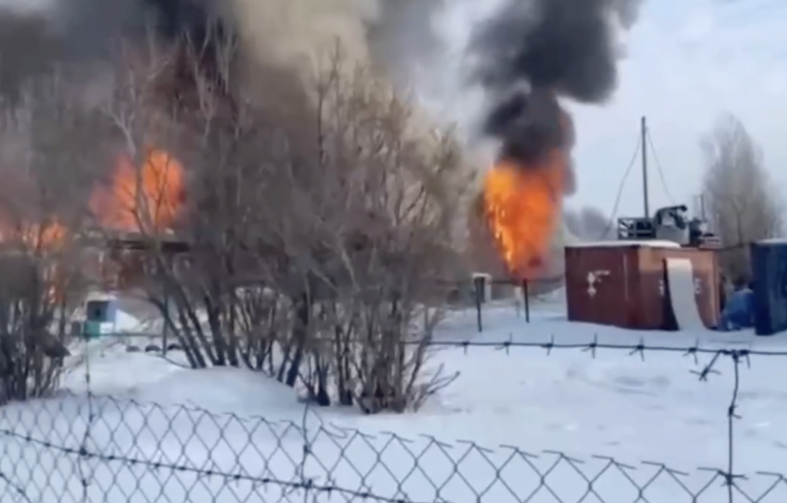 На росії горить цех із виробництва швидкісних човнів. Відео