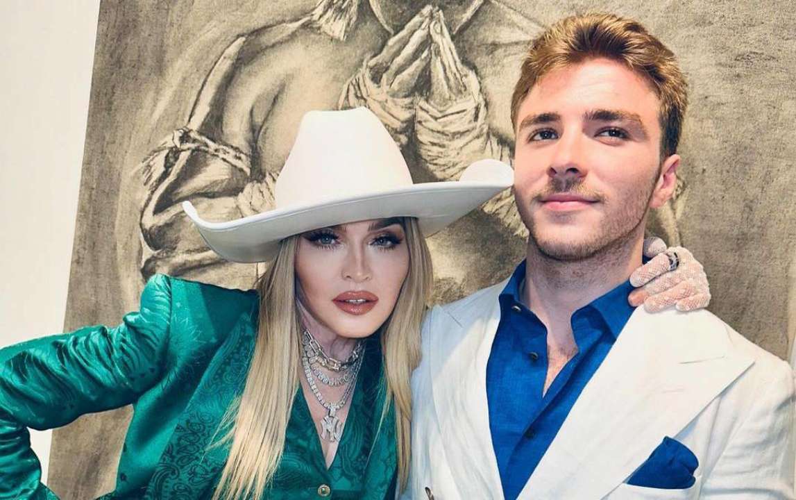 Мадонна посетила выставку картин своего сына Рокко Ричи / Фото: instagram.com/madonna Мадонна гордится успехами сына на выставке его работ