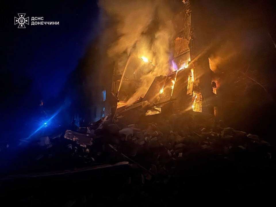 Враг попал в пятиэтажку в г. Лиман/Фото: dsns_telegram Враг обстрелял Лиман и Никополь: ранения получили гражданские
