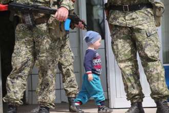 В Бердянске "власти" требуют от родителей доносить на собственных детей/Фото: Getty Images В Бердянске «власти» требуют от родителей доносить на собственных детей/Фото: Getty Images