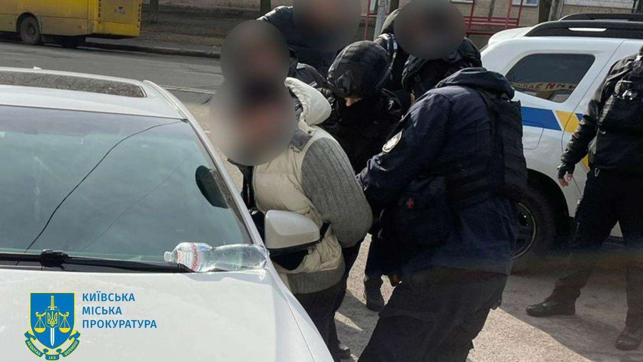 Фото: ТГ-канал Київська міська прокуратура В Киеве состоится суд над группой, которая за деньги переправляла военнообязанных за границу