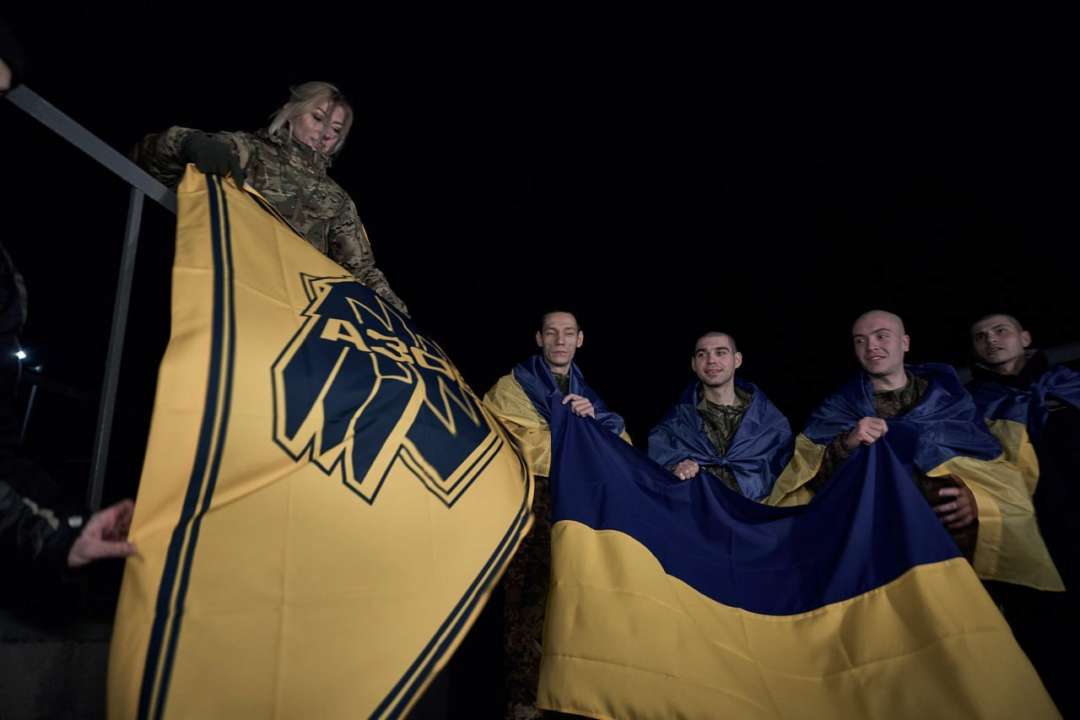 В Україну повернулися ще 11 бійців 12-ої бригади спеціального призначення "Азов" Додому з полону повернулись 11 військовослужбовців 12-ої бригади "Азов"