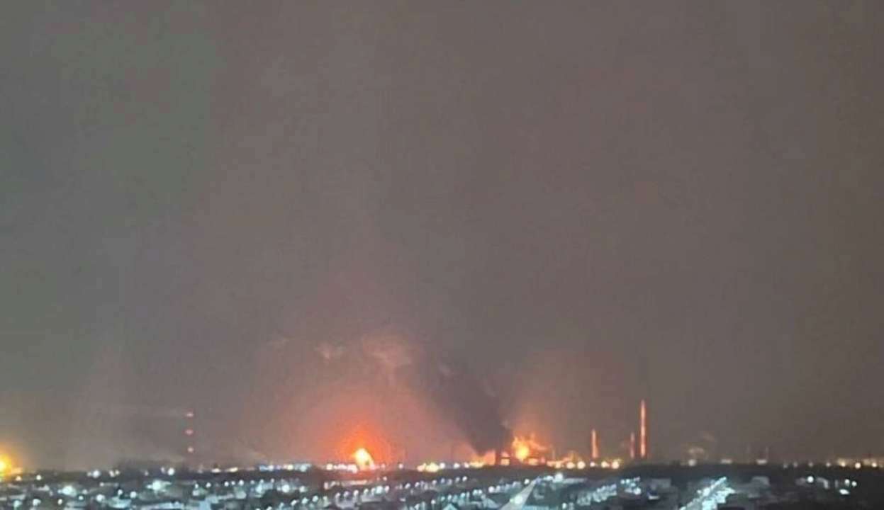 В росії заявили про масовану дронову атаку: вибухи лунали в районі порту/Фото: кадр з відео В росії заявили про масовану дронову атаку: вибухи лунали в районі порту/Фото: кадр з відео