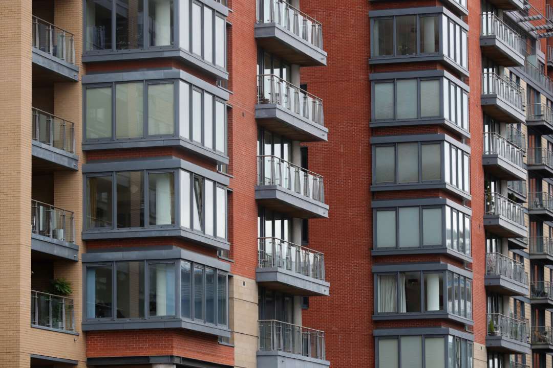 У київській багатоповерхівці шахрай привласнив горище й облаштував там 7 квартир