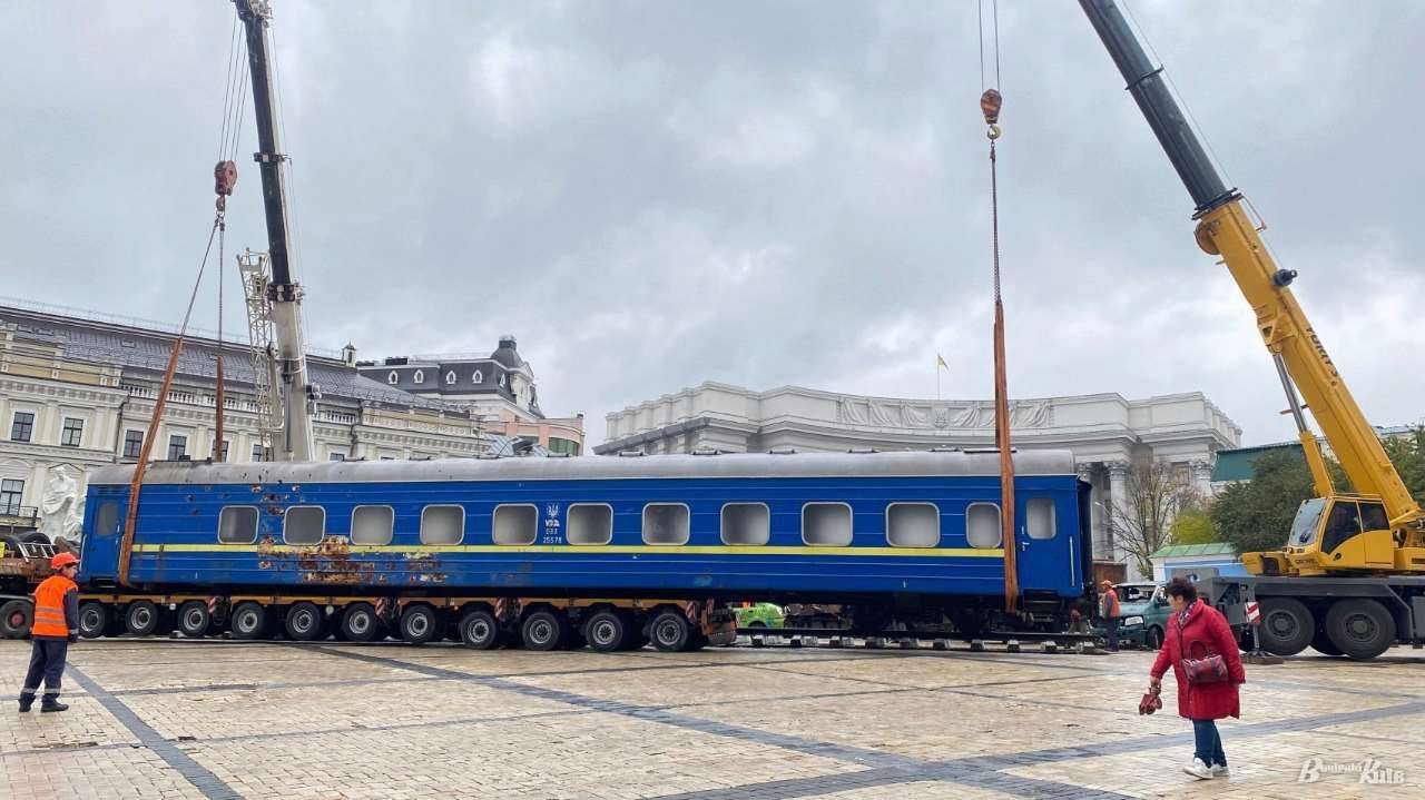 Фото з ТГ-каналу Оперативний ЗСУ На Михайлівській площі в Києві встановили вагон поїзда, який був обстріляний в Ірпені