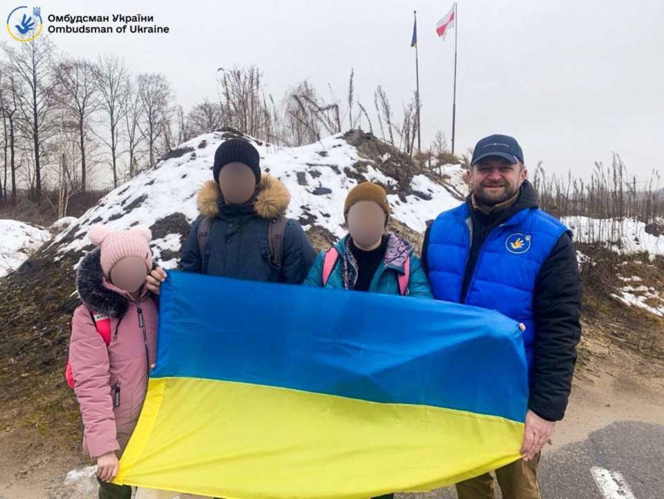 Трьох українських дітей повернули з ТОТ та росії