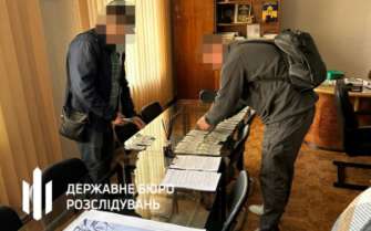ДБР затримало на хабарі у 30 тисяч доларів очільника та секретаря міської громади на Дніпропетровщині Очільник та секретар міської громади на Дніпропетровщині хотіли нажитися на переселенцях
