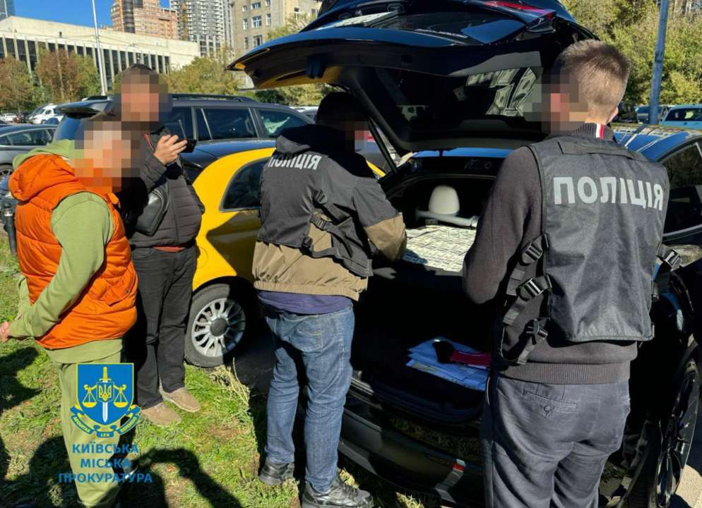 За эти деньги, пользуясь своими связями, обвиняемый обещал сначала помочь в положительном прохождении экзаменов / Фото: t.me/kyiv_pro_office