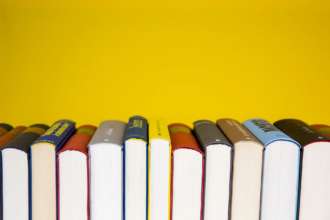 Українці масово скуповують книги за віртуальну тисячу/Фото: Рixabay Тисяча за вакцинацію: куди українці витрачають гроші найбільше