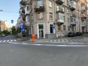 В Киеве обновляют дорожную разметку/Фото: kyivcity.gov.ua На 60-ти магистральных улицах Киева появилась новая разметка для водителей и велосипедистов. Фото