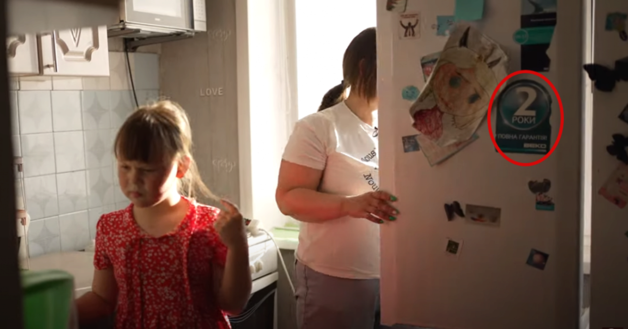 “В житті нікого не образив”: сім’я вбитого окупанта випадково показала журналістам змародерений холодильник/Скриншот з відео На росії сім’я вбитого окупанта випадково показала журналістам змародерений холодильник