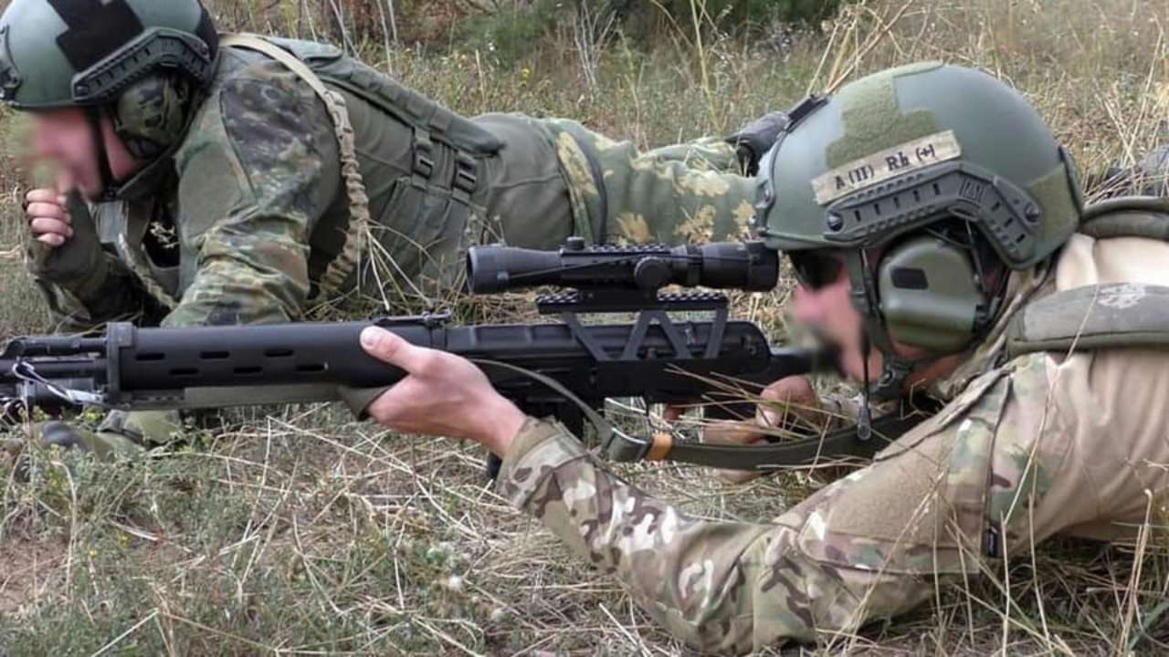 Снайперская пара украинских защитников в поле