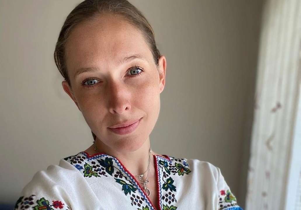 Образ Кати Осадчей поразил поклонников/Фото: Katya Osadcha/Instagram Катя Осадчая предстала перед камерой в нежном белом платье с вышивкой