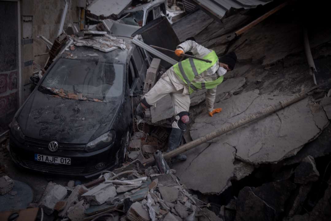 У Туреччині досі рятують людей з-під завалів / Фото: Getty Images У Туреччині з-під завалів досі рятують живих людей