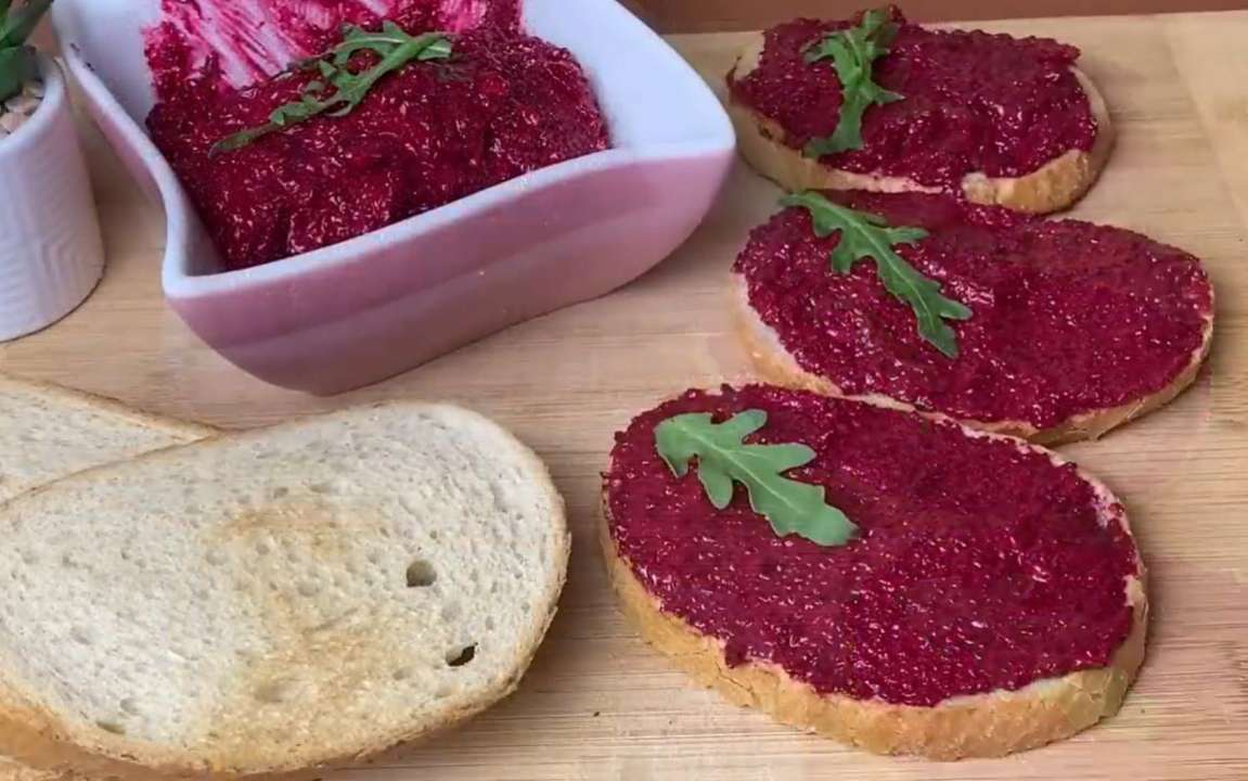 Рецепт закуски из свеклы/Скриншот из видео: Panna Lesia/YouTube Недорого и очень вкусно: рецепт намазки из свеклы