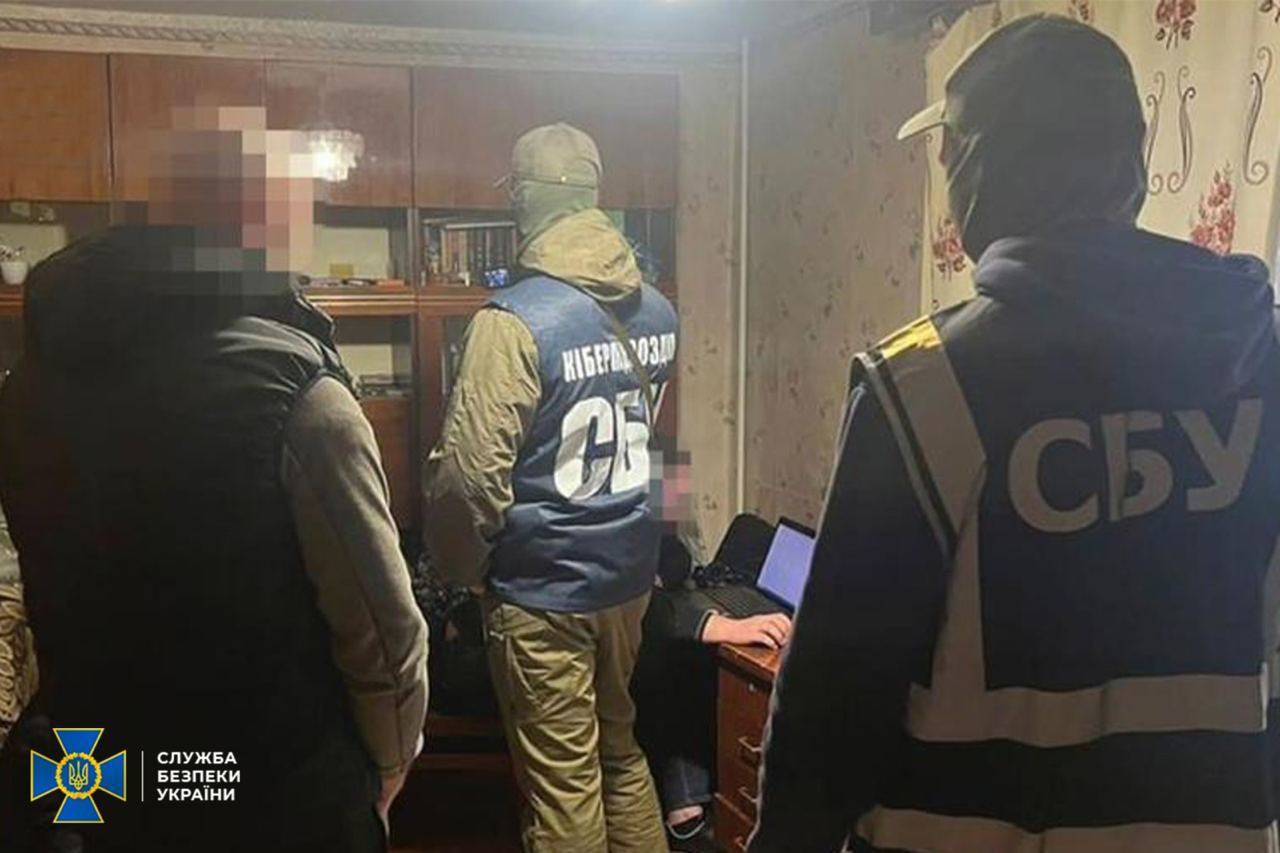 Навел "Искандер" по жилому кварталу в центре Харькова - правоохранители задержали местного жителя/Фото: СБУ/Офис генпрокурора Навел "Искандер" по жилому кварталу в центре Харькова - правоохранители задержали местного жителя/Фото: СБУ/Офис генпрокурора