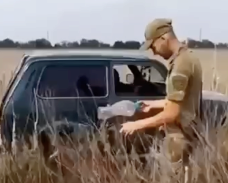 Российский военный сжег авто/Фото: скрин видео Российский военный сжег авто и заодно танки своей армии
