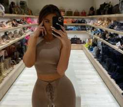 Фото: Instagram/khloekardashian Хлои Кардашьян снялась в рекламе для своего бренда: звезду заподозрили в фотошопе