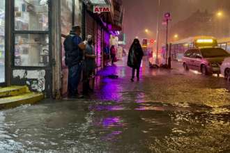 Фото: Getty Images/Автор - David Dee Delgado Ураган "Ида": житель Нью-Йорка плавает по улицам города на матрасе и курит кальян. Видео