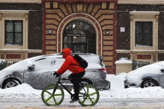 На Калифорнию обрушилось рекордное количество снега/Фото: Michael M. Santiago for Getty Images Снег