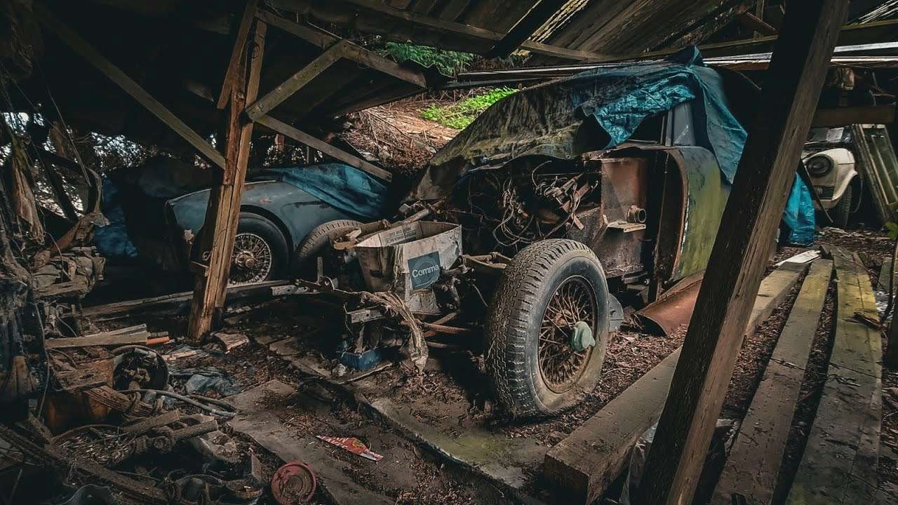 В разрушенном сарае обнаружили огромную коллекцию ретроавто/Фото: скриншот В разрушенном сарае обнаружили огромную коллекцию ретроавто/Фото: скриншот