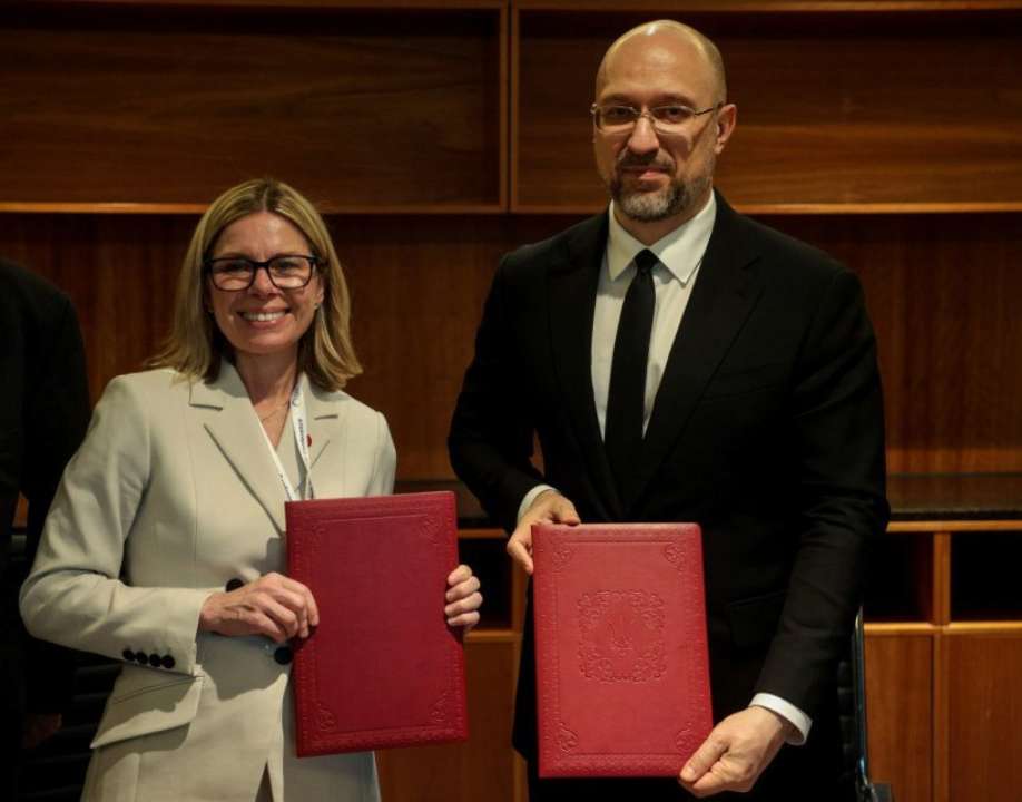 Це дозволить і надалі забезпечувати виплати заробітних плат працівників державних органів, соціальних та пенсійних виплат, оплату медичних послуг за програмою медгарантій Це дозволить і надалі забезпечувати виплати заробітних плат працівників державних органів, соціальних та пенсійних виплат, оплату медичних послуг за програмою медгарантій