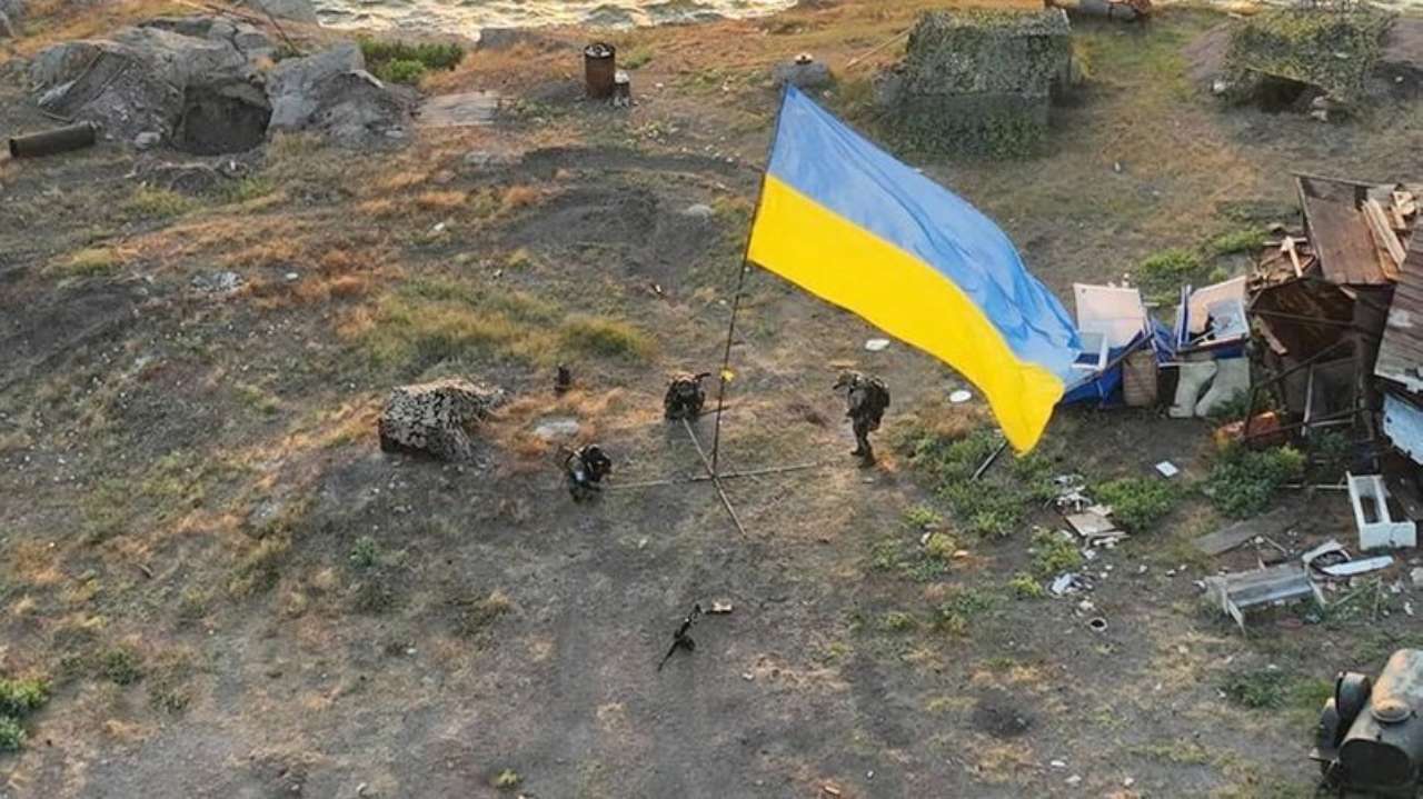 Боєць ССО розповів про спецоперацію на Зміїному/Фото: facebook/Arut Papoian Український прапор на острові Зміїний