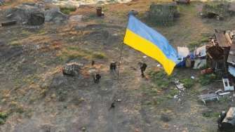 Боец ССО рассказал о спецоперации на Змеином/Фото: facebook/Arut Papoian Украинский флаг на острове Змеиный