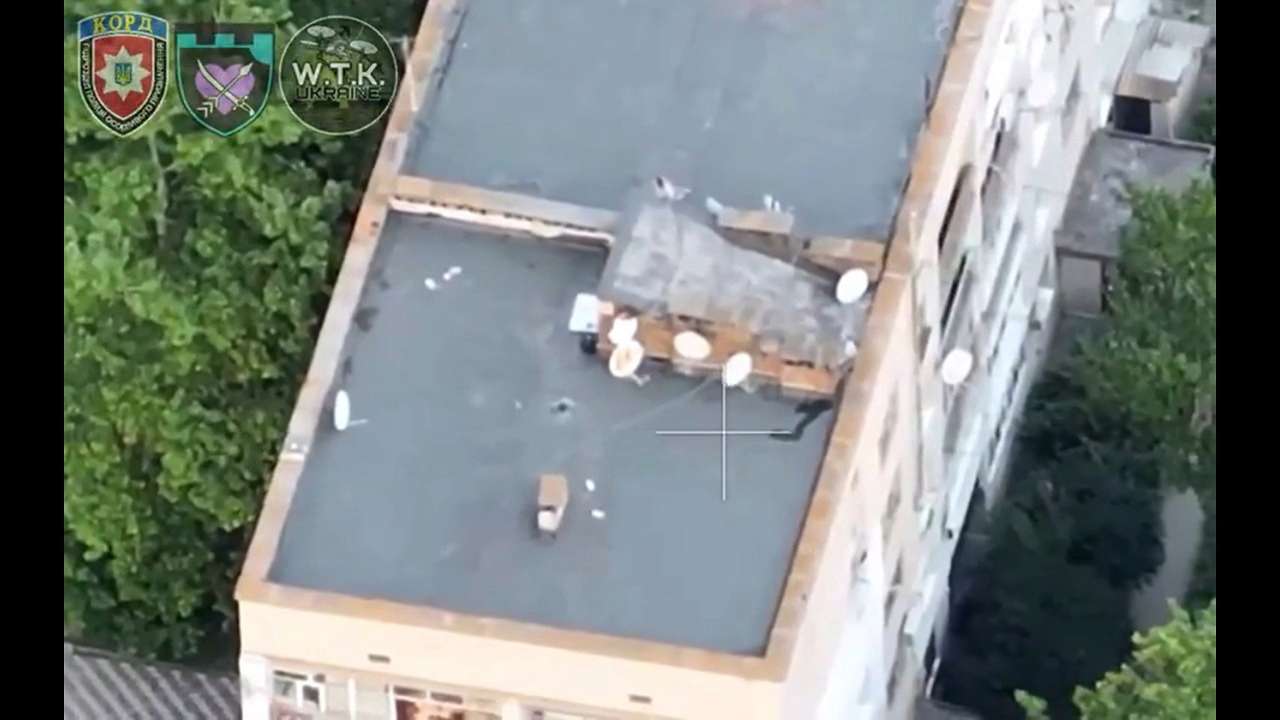 Бійці херсонського КОРДу ефектно знищили окупантів на даху будинку. Відео