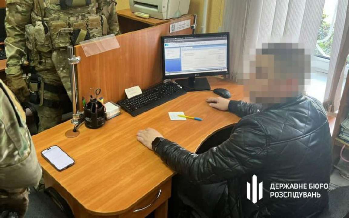 Судитимуть податківця з Кременчука/Фото: ДБР Судитимуть податківця з Кременчука, який допомагав місцевим чоловікам уникнути мобілізації