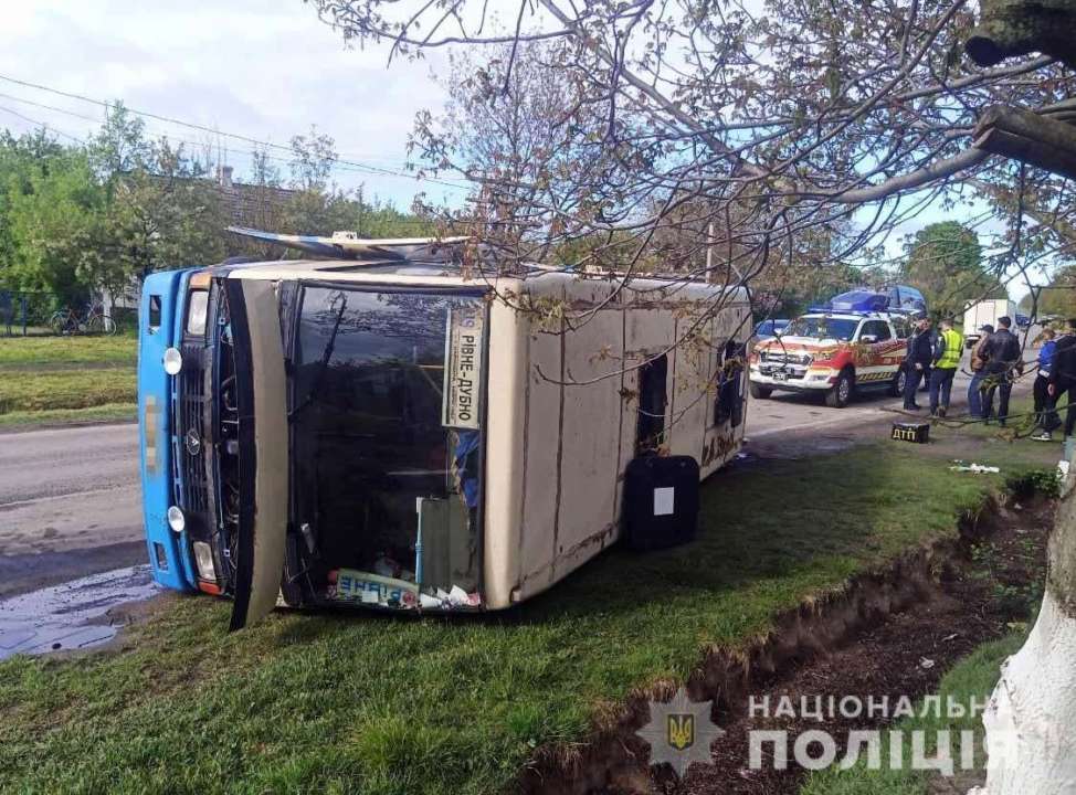 В Рівненській області перекинувся рейсовий автобус з двадцятьма пасажирами