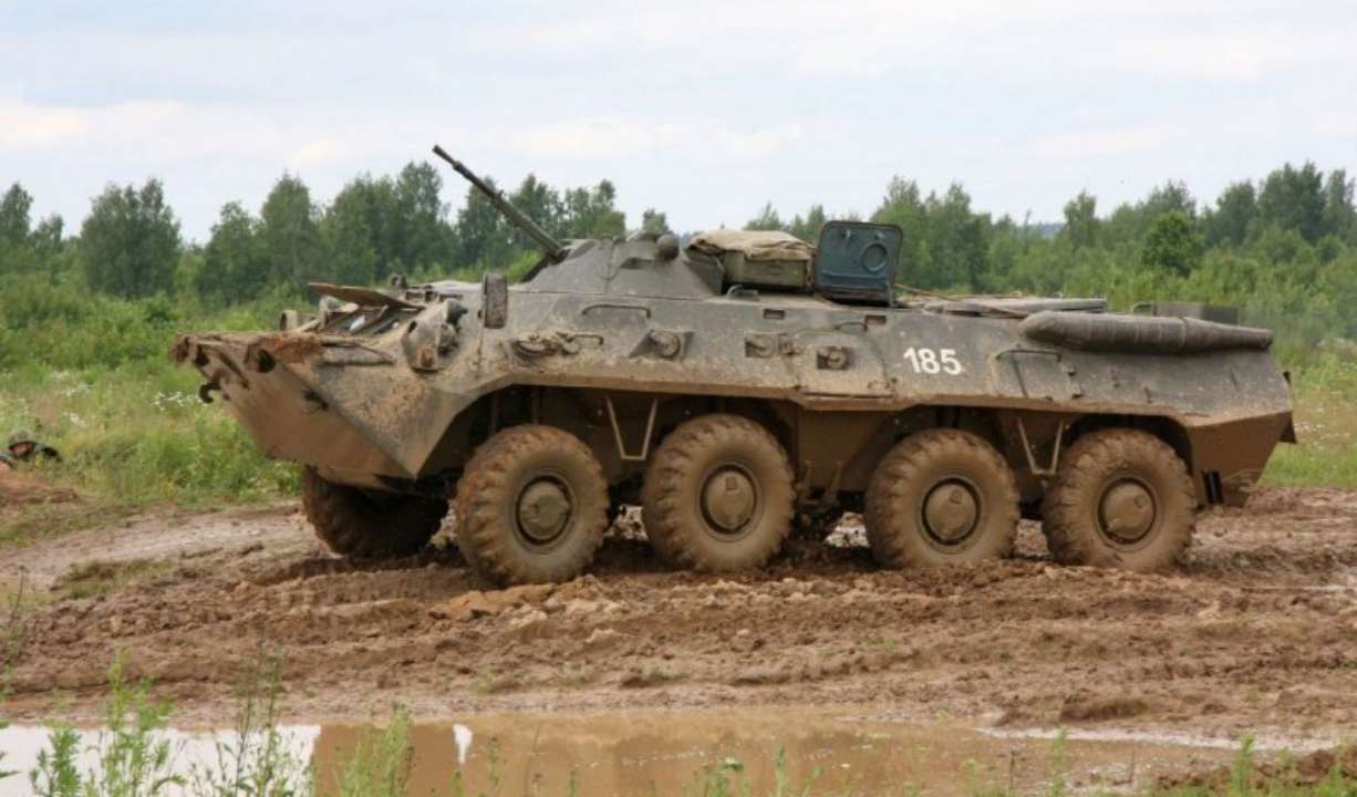 Українські військові підстрелили БТР Фото: Vitaly Kuzmin ЗСУ захопили трофейний танк
