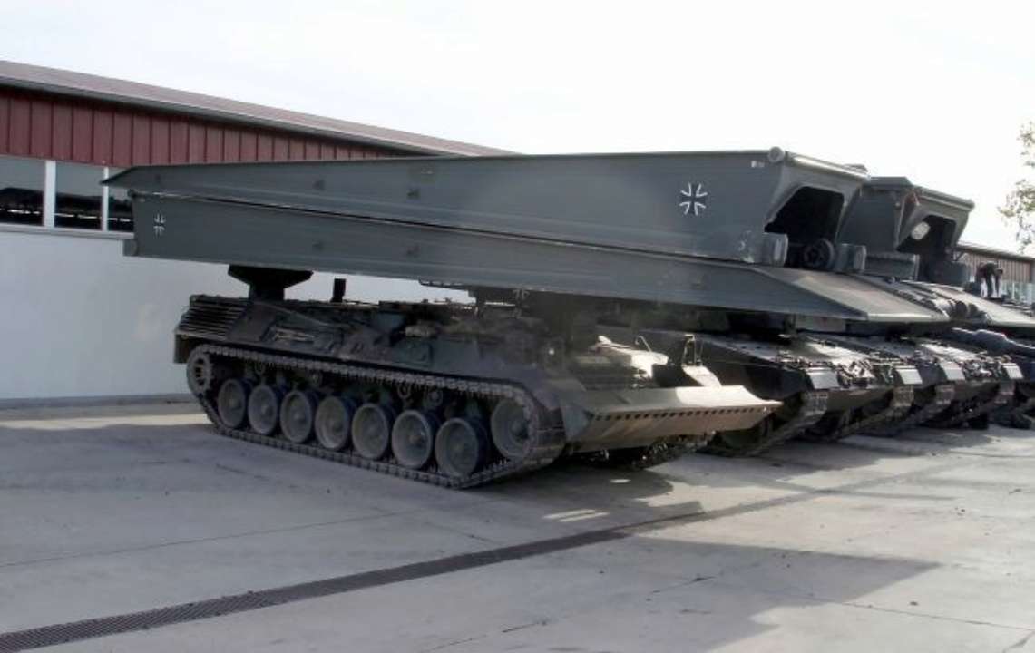 Німеччина передасть Україні броньовані мостоукладачі/Фото: Вікіпедія Танк-мостоукладач Biber
