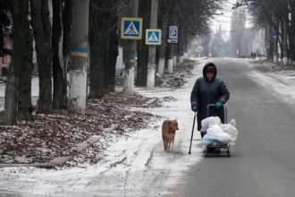 Жителі Маріуполя зміцнюють російські позиції за їжу/Фото: Getty Images Жителі Маріуполя зміцнюють російські позиції за їжу/Фото: Getty Images
