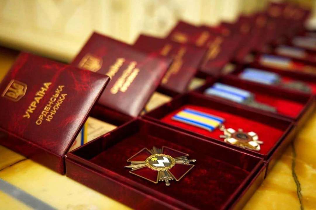 В чем разница между особыми заслугами перед Украиной и Родиной: кому будут выплаты до 24-го