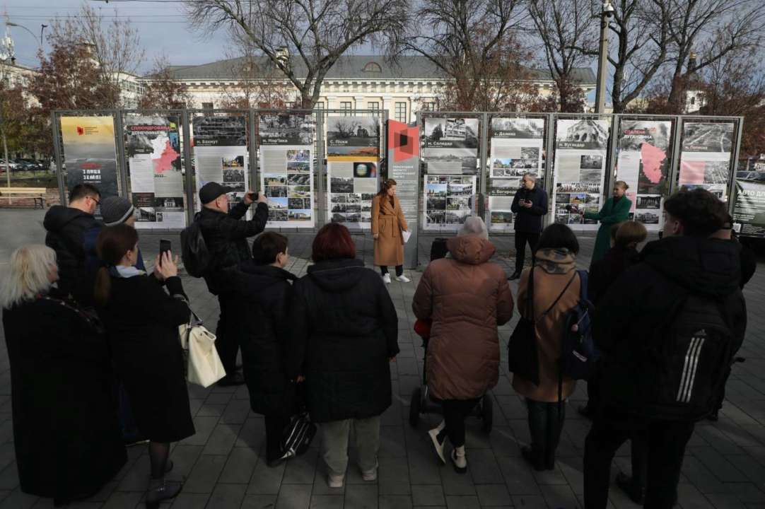 На Контрактовій площі у Києві відкрили вуличну фотовиставку про зруйновані окупантами міста